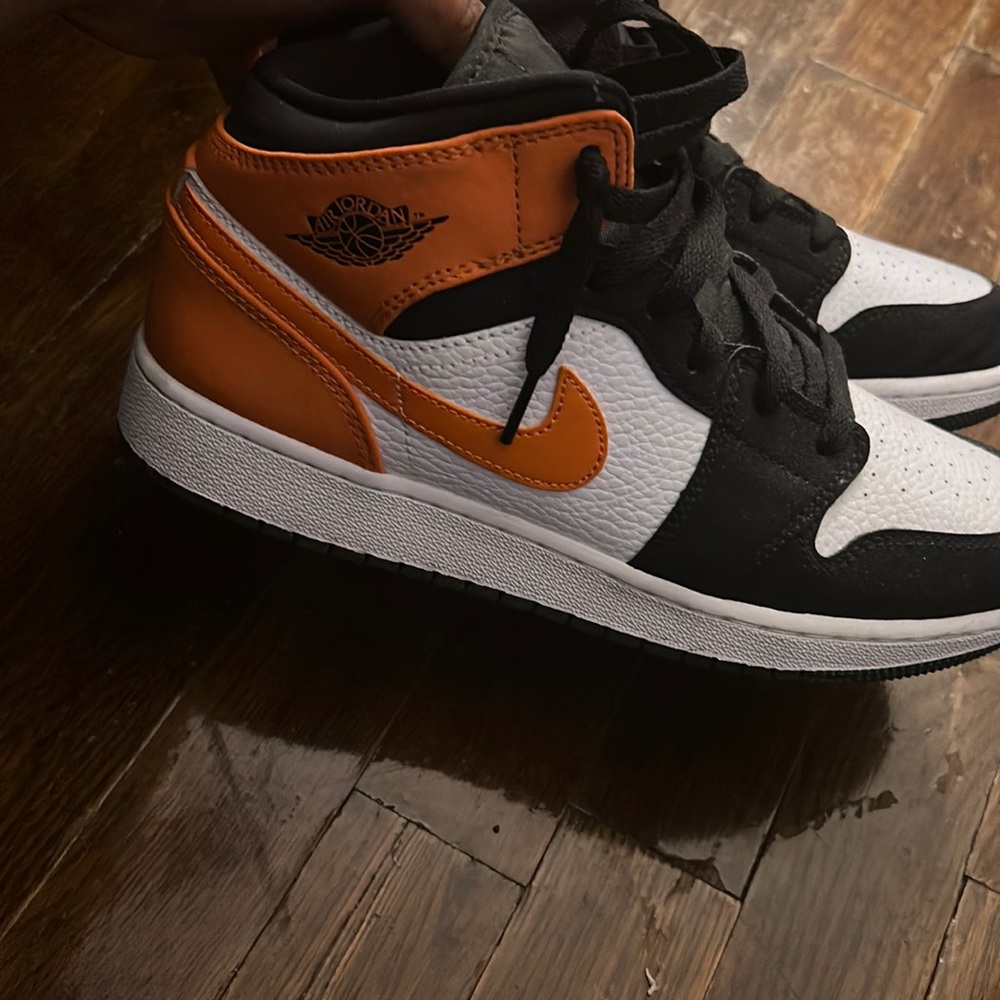 Jordan mid 1s